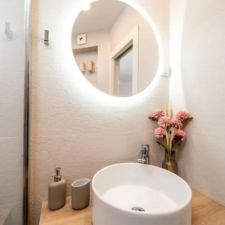 Diana: Bayside View Beauty - A Romantic Apartment *