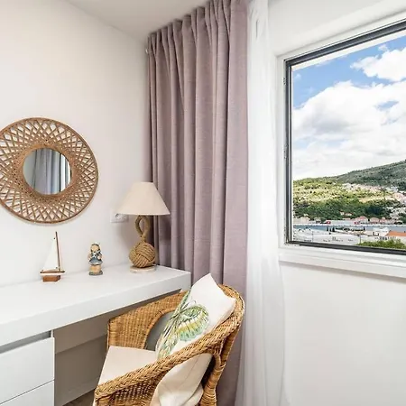Diana: Bayside View Beauty - A Romantic Apartment *